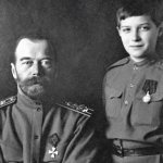 Российский император Николай II (слева) с сыном Алексеем (справа). 1915.